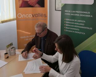 Momento durante la firma del convenio con Rosa Ferrando y Pere Cladellas