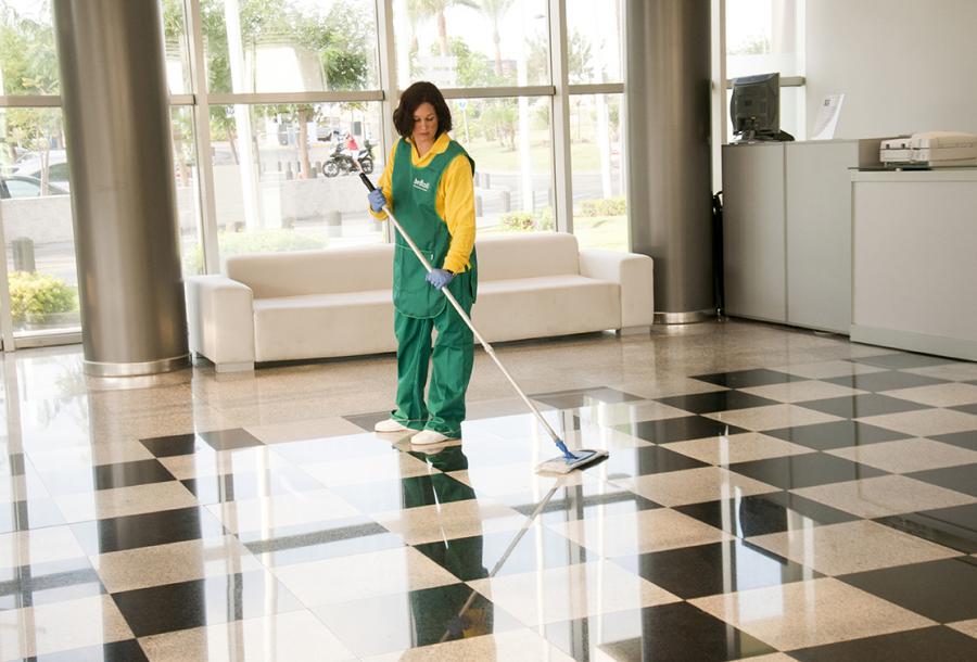 Una operaria de Brócoli limpiando el suelo de un recibidor