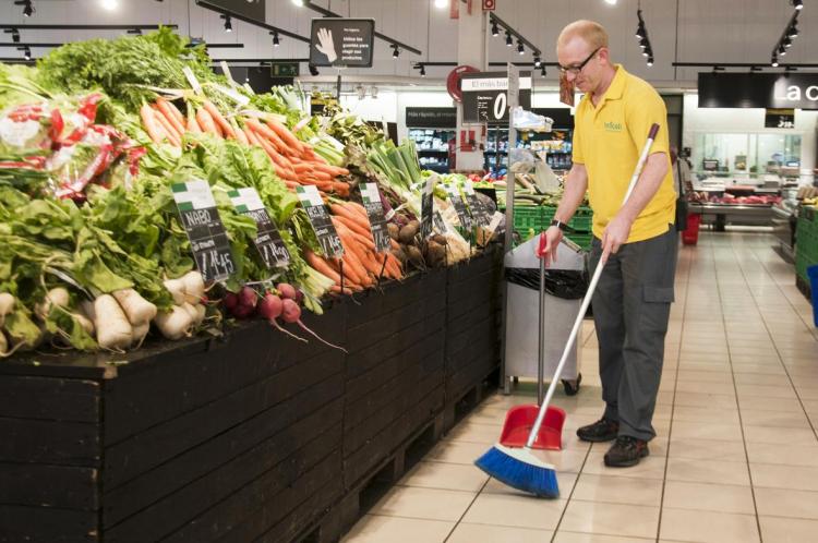 Empleado de Brócoli durante la limpieza de un supermercado
