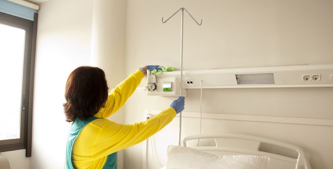 Empleada de Brócoli limpiando la habitación de un hospital