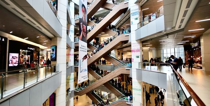 Interior de un centro comercial