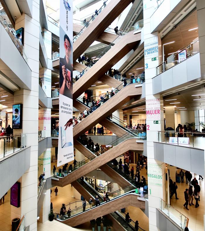 Interior de un centro comercial